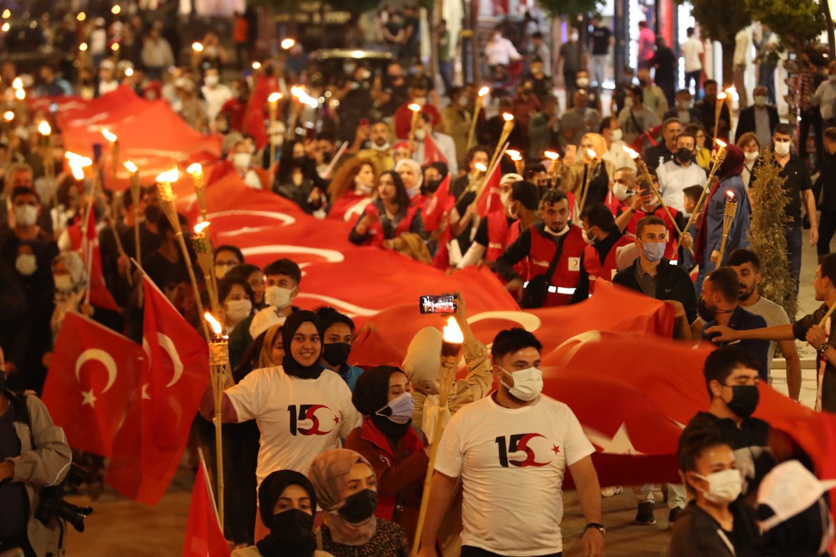 ipekyolukymkmlg's tweet photo. Kaymakam Sinan Aslan, “15 Temmuz Demokrasi ve Milli Birlik Günü" etkinlikleri kapsamında vatandaşlarımızla birlikte kortej yürüyüşüne katıldı.Yoğun katılımın olduğu etkinlikte Kur’anı Kerim ve şiirler okunurken;müzik dinletisi, tiyatro ve semazen gösterileri de gerçekleştirildi. https://t.co/diAhfm4fKO