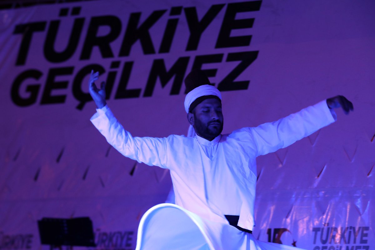 ipekyolukymkmlg's tweet photo. Kaymakam Sinan Aslan, “15 Temmuz Demokrasi ve Milli Birlik Günü" etkinlikleri kapsamında vatandaşlarımızla birlikte kortej yürüyüşüne katıldı.Yoğun katılımın olduğu etkinlikte Kur’anı Kerim ve şiirler okunurken;müzik dinletisi, tiyatro ve semazen gösterileri de gerçekleştirildi. https://t.co/diAhfm4fKO