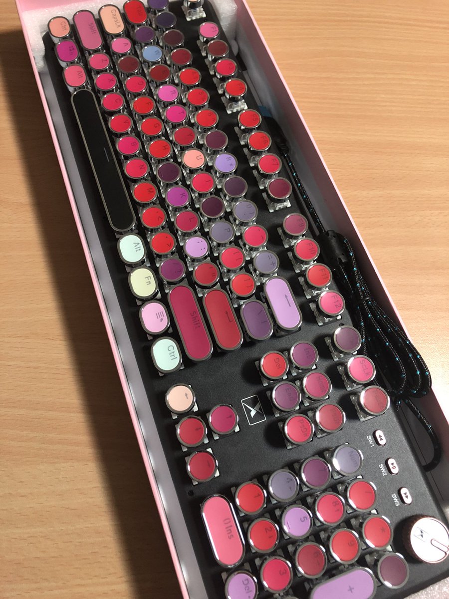 Wakamatsu_Games's tweet photo. ちょっと見てーーー！！
カワイイーー！！！
😻😻😻😻😻

今日届いてたの！
カワイエストすぎる😍

#CORN 
#K520
#Lipstick 
#MechanicalKeyboard 
#Kawaii https://t.co/8nerd956nE
