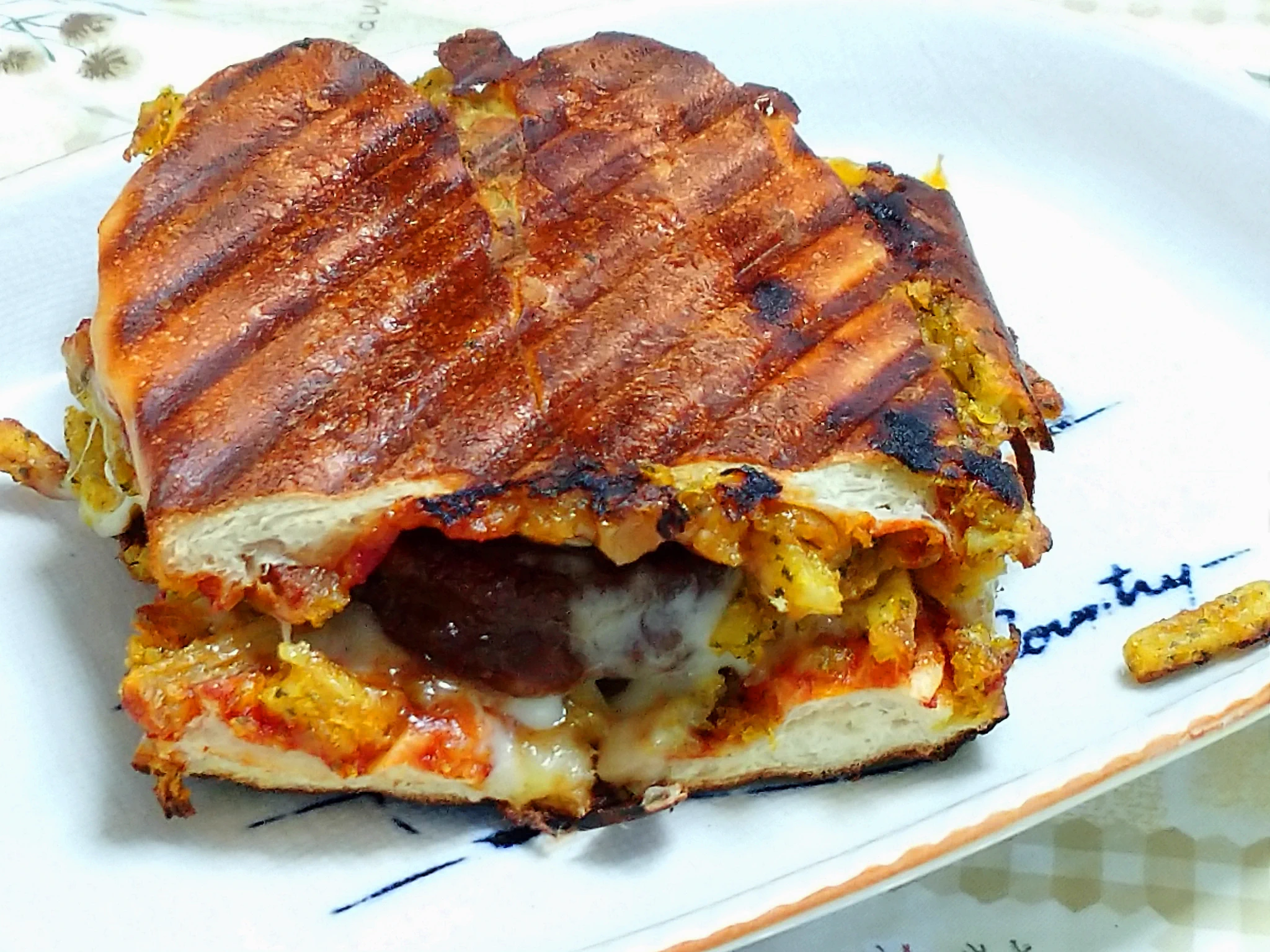 ごめんなさい！
ごめんなさい！！
ごめんなさい！！！
ハンバーガーセットにしてみたかっただけなんだ！
カリッカリでじゅわとろ～
悪魔の食べ物を誕生させてしまった・・・(ノД`)・゜・。  