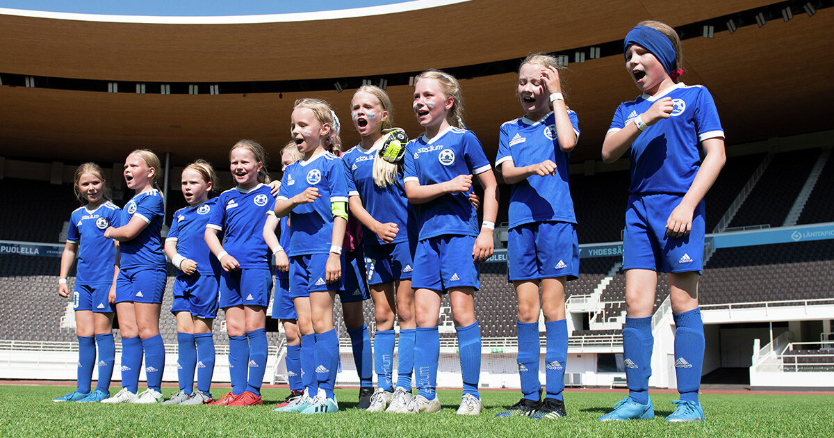 Jännää! 😍  Perjantaina Helsinki Cupissa luvassa ovat tyttöjen jatkopelit sekä yleis- ja harrastesarjojen finaalitapahtuma. Tänään seurataan myös poikien jatkopelejä ja jännitetään, mitkä joukkueet taistelevat tiensä lauantain finaaliin! #helsinkicup #jalkapallo