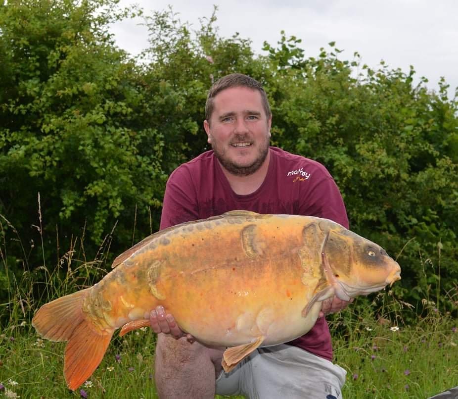 Liam Slee was delighted to land his first fourty pounder recently in the shape of "Eric" from Berners Hall fishery in Essex. Liam caught this great fish whilst surface fishing with  a Mainline Chocolate Orange pop-up
#carpfishing #mainlinebaitsofficial