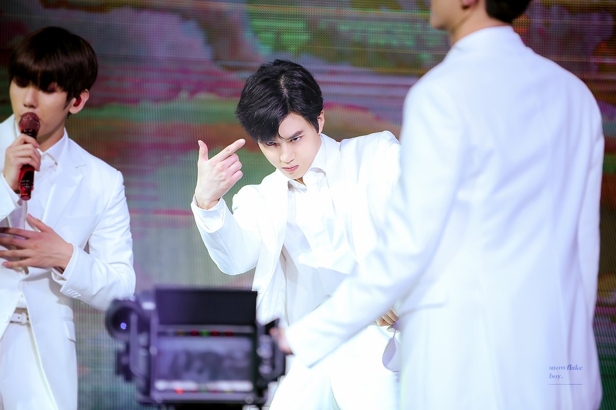 즐퇴 😎

#수호 #SUHO #준면 #김준면 #スホ #金俊勉 
<a href="/weareoneEXO/">EXO</a>