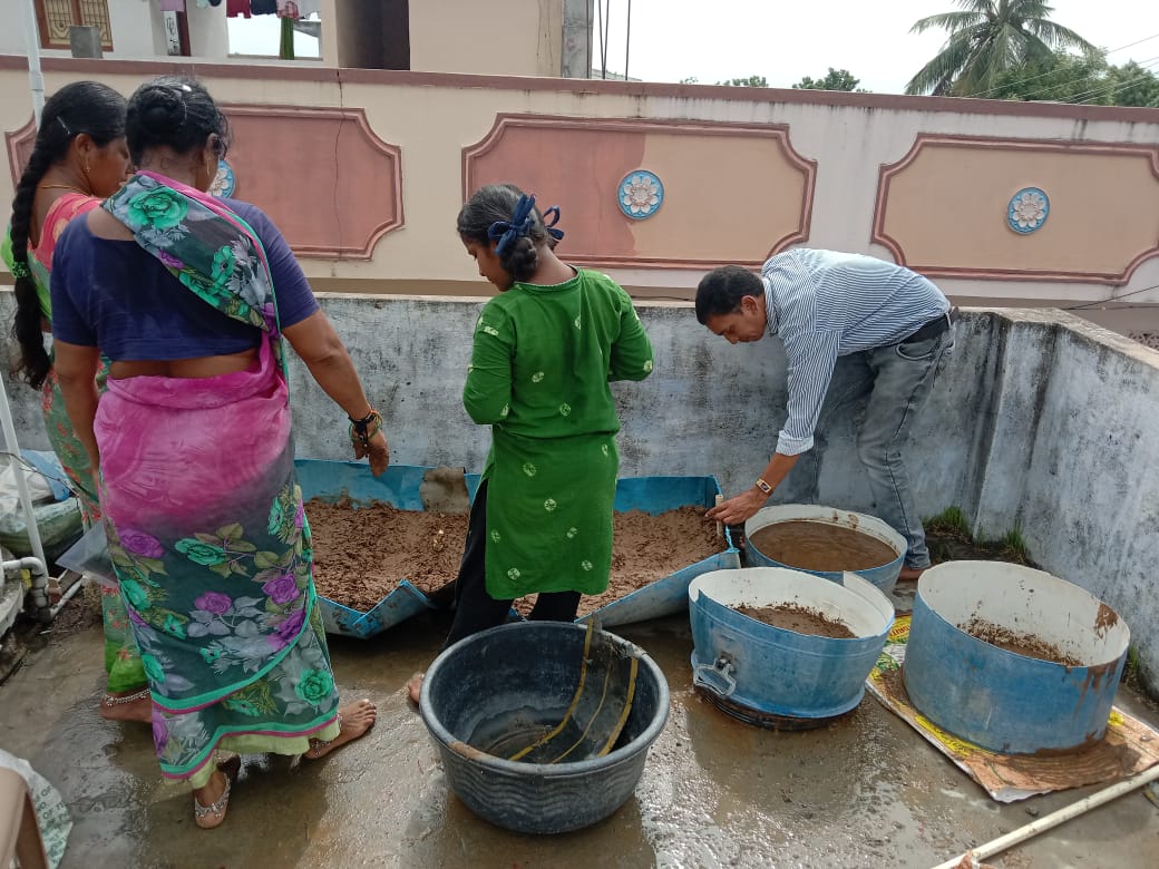 Does landless farmers have to be deprived of fresh and chemical free veggies? No more denial now @APZBNF our field staff strive hard 2 convert any small area in to kitchen Garden.This wonderful initiative is ensuring healthy food served in their plate with low cost @vijaythallam