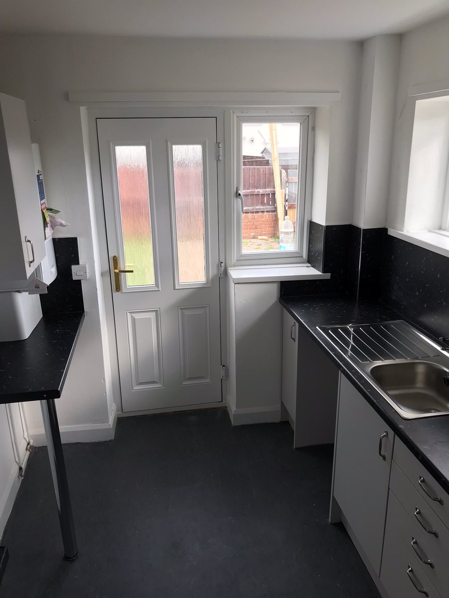 gradeinthetrade's tweet photo. Another magnet kitchen in with splashbacks and flooring and painting done ready for someone to move in #joinery #rental #Agrade https://t.co/YBJdAEEmpa
