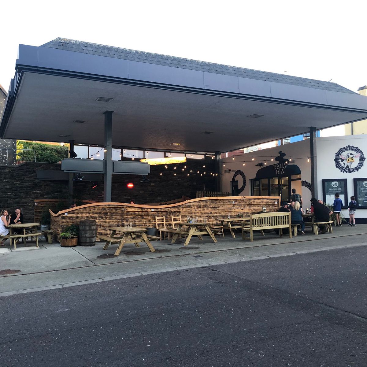 How about converting an old filling station into an outdoor restaurant? Genius! Bally Bia in Ballydehob, Cork.🍽️