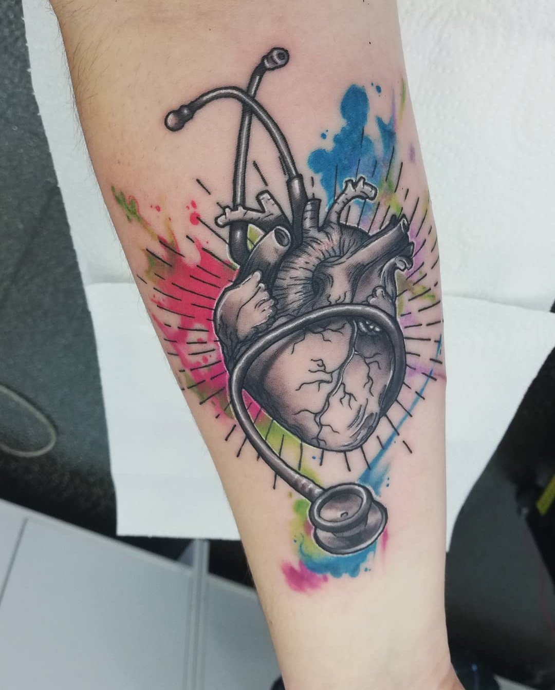Laura Duran Díez on X: "@AruserosLaSexta Un tatuaje muy personal, dedicado a mi tío que falleció hace poco por culpa del cáncer. Era médico, de ahí el corazón con el fonendoscopio. #