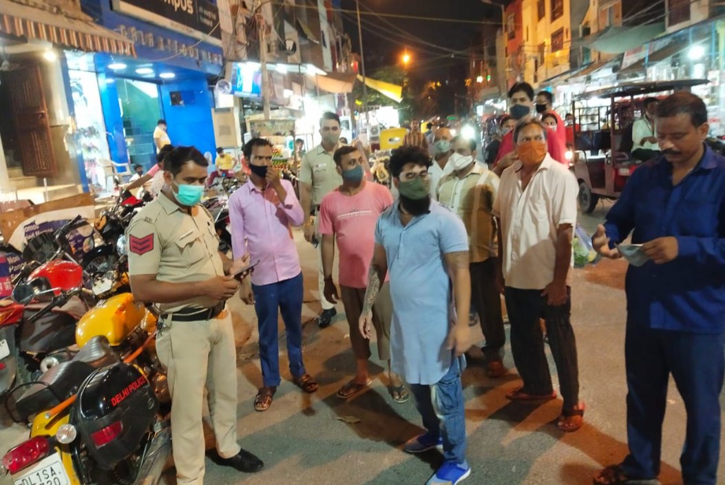 DCPEastDelhi's tweet photo. Our #BeatOfficers are interacting with stakeholders regularly under 'eyes-and-ear scheme' to involve, sensitive and motivate them for keeping a watch on suspecious people and share their information with local police 

#KeepDelhiSafe
#DelhiPolice
#DCPEastDelhi https://t.co/e6AKxYWhqA