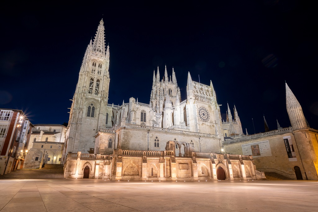 Bea_sda's tweet photo. Faltan 4 días para que la Catedral de #Burgos celebre su VIII Centenario. Así que hoy me apetece hacer un recorrido, por algunos de mis rincones favoritos de esta maravilla gótica que nos contempla desde hace 800 años. 
🧵👇 (Hilo) https://t.co/JLTuWnCy6I