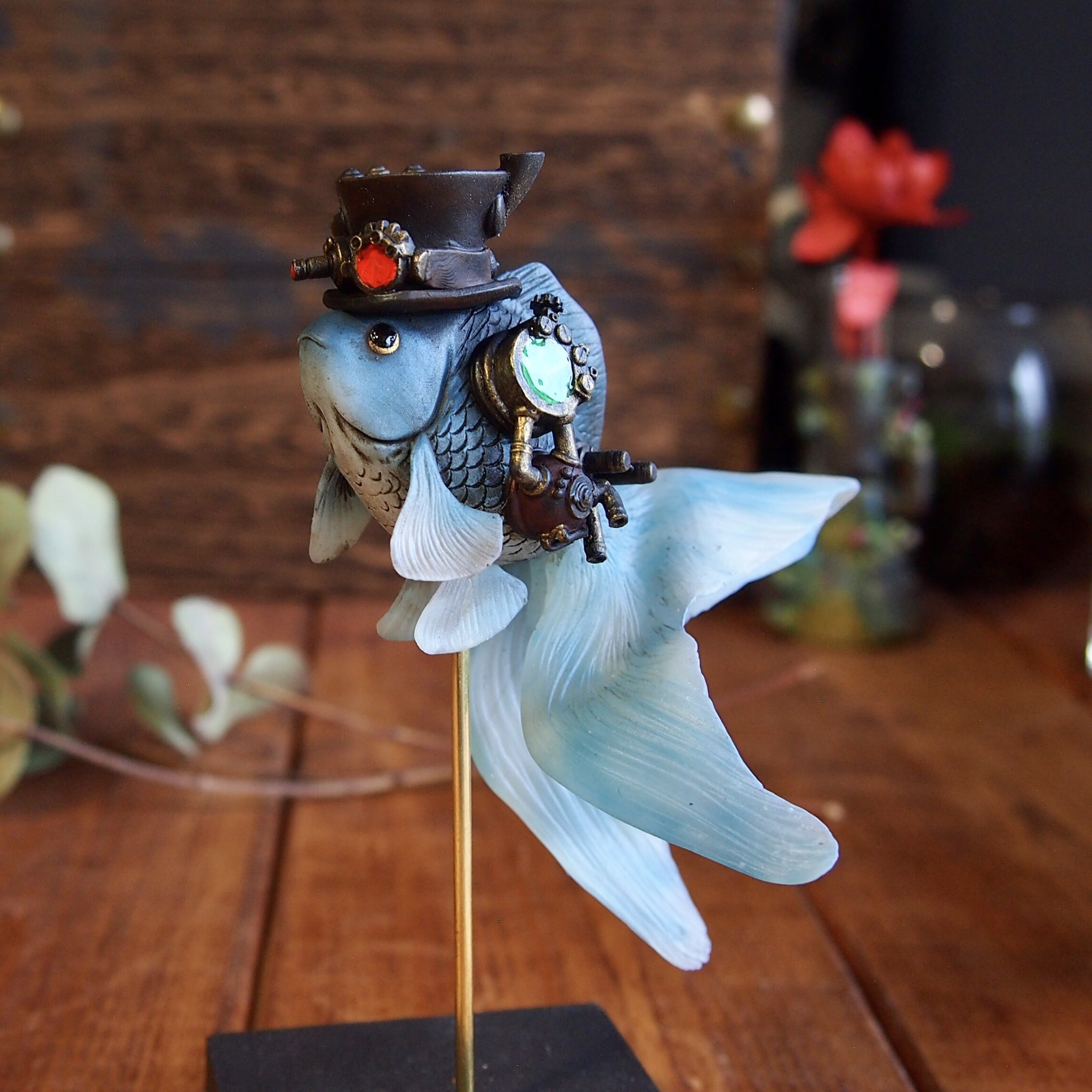 ট ইট র Room1374 明日からスタートの 七夜月の金魚売り 納品作品 琉金がモチーフの半メカ金魚です 怪我 をして傷ついたところをメカにしたり お仕事する上で必要な機械をつけている金魚が半メカ金魚です 今回は青赤黒の半メカ金魚ちゃん ヒレの部分は