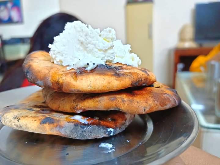 ओम जी
कितनों ने खरीदा सोना
मैंने एक 'सुई' खरीद ली।

सपनों को बुन सकूं
उतनी 'डोरी' खरीद ली।

सबने बदले नोट
मैंने अपनी ख्वाहिशे बदल ली।

'शौक- ए- जिन्दगी' कम करके
'सुकून-ए-जिन्दगी' खरीद ली..

परमात्मा से एक ही प्रार्थना है.

धन बरसे या न बरसे..
पर कोई गरीब..
दो रोटी के लिए न तरसे.