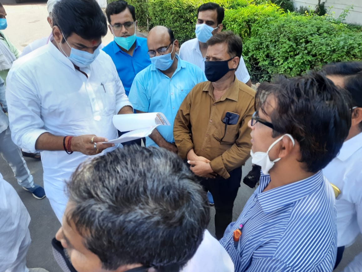 माननीय मंत्री महोदय जी को अलग अलग जिलों में म.प्र. पटवारी संघ द्वारा ज्ञापन दिए गए।
<a href="/ChouhanShivraj/">Shivraj Singh Chouhan</a> <a href="/OfficeofSSC/">Office of Shivraj</a> <a href="/GovindSingh_R/">-</a> <a href="/bhadoriabjp/">Dr. Arvind Singh Bhadoria</a> <a href="/BJP4MP/">BJP Madhya Pradesh</a> <a href="/JM_Scindia/">Jyotiraditya M. Scindia</a> <a href="/KamalPatelBJP/">Kamal Patel</a> <a href="/nstomar/">Narendra Singh Tomar</a> <a href="/KailashOnline/">Kailash Vijayvargiya</a>  <a href="/INCMP/">MP Congress</a> <a href="/News18MP/">News18 MadhyaPradesh</a> <a href="/ZeeMPCG/">Zee MP-Chhattisgarh</a> <a href="/mprevenuedeptt/">Revenue Department, Madhya Pradesh</a> <a href="/JansamparkMP/">Jansampark MP</a> <a href="/BhopalSamachar/">Bhopal Samachar</a>