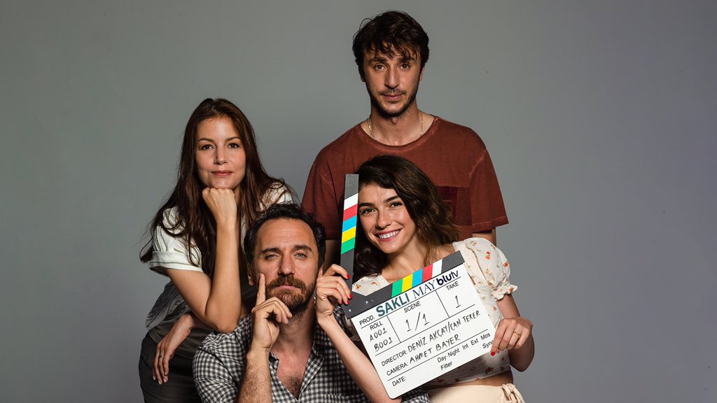 HBOMaxTR's tweet photo. Bu hikayede herkesin kendine sakladığı bir bakış açısı var. Heyecanla beklenen #Saklı sete çıktı! Yakında sadece BluTV’de! 💙

#HazarErgüçlü
@fratC
#DefneKayalar
#AhmetRıfatŞungar https://t.co/TWVAqvMFAL