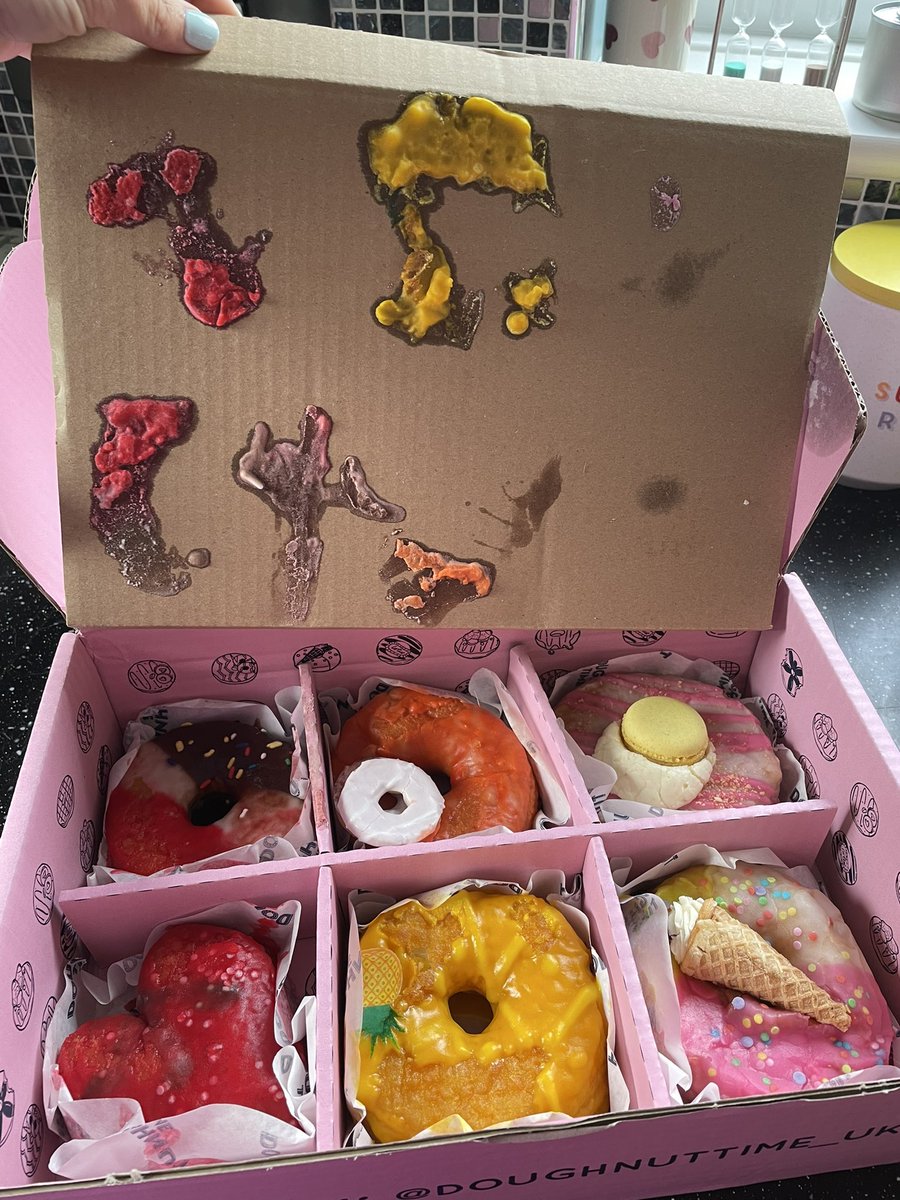 Jennachantler's tweet photo. @doughnuttime_uk what I ordered compared to what I received!!!!! Absolutely ridiculous!!!! https://t.co/K4VshioxIt