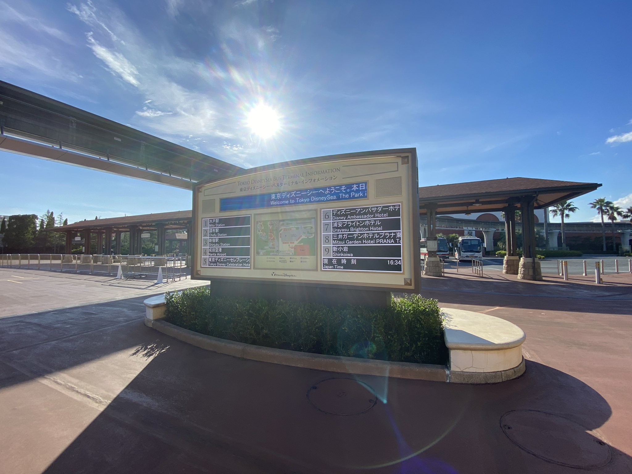 ジョマジ ジョー マジック Youtuber ディズニーシーに新しい電光掲示板登場 現在の時間や地図など かなり見やすくなったので良いですね Tdr Now T Co Dg3ajlceam Twitter