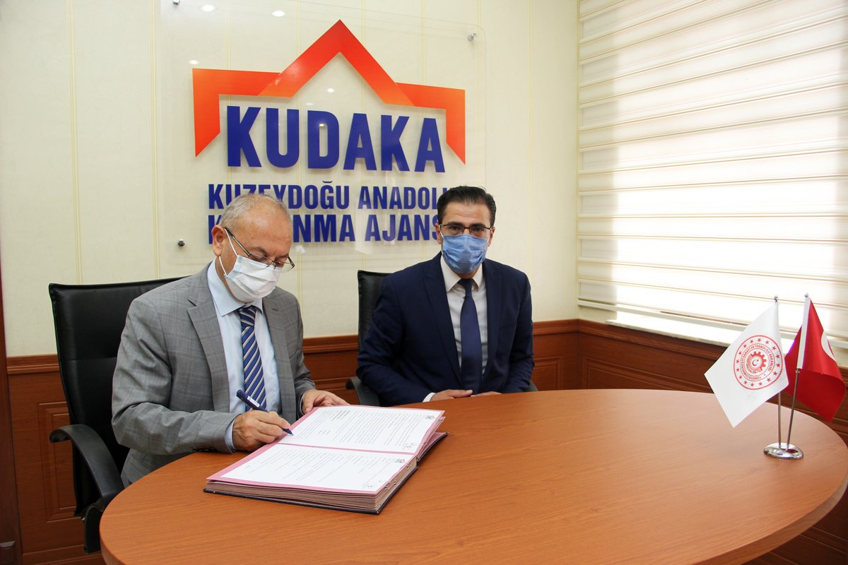 celikayh's tweet photo. KUDAKA 2021 yılı Fizibilite Desteği Programı kapsamında desteklenmeye hak kazanan “Gerçek Ortam Soğuk ve Yüksek Rakım Test Merkezi” projemiz için imzalar atıldı. https://t.co/A9feIV0zmL