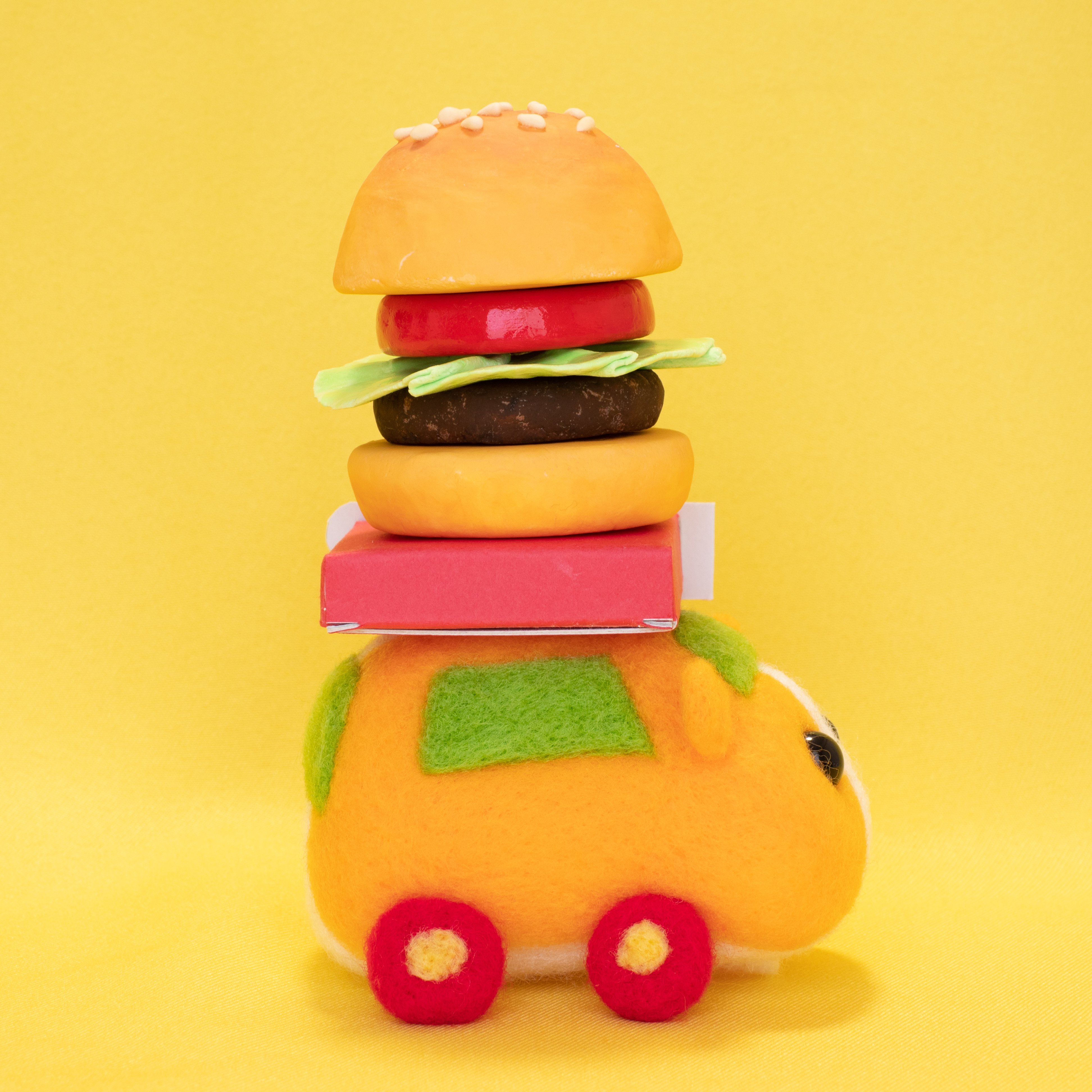 Twitter पर Chiezone ハンバーガーモルカー キッチンカーだから右と後ろの窓が大きい 縦に長くて食べにくいタイプの ハンバーガー ハンバーガーはセリアの紙粘土 土台や看板は画用紙と厚紙と竹串で作った 色はアクリル絵の具だよ モルカー モルカー