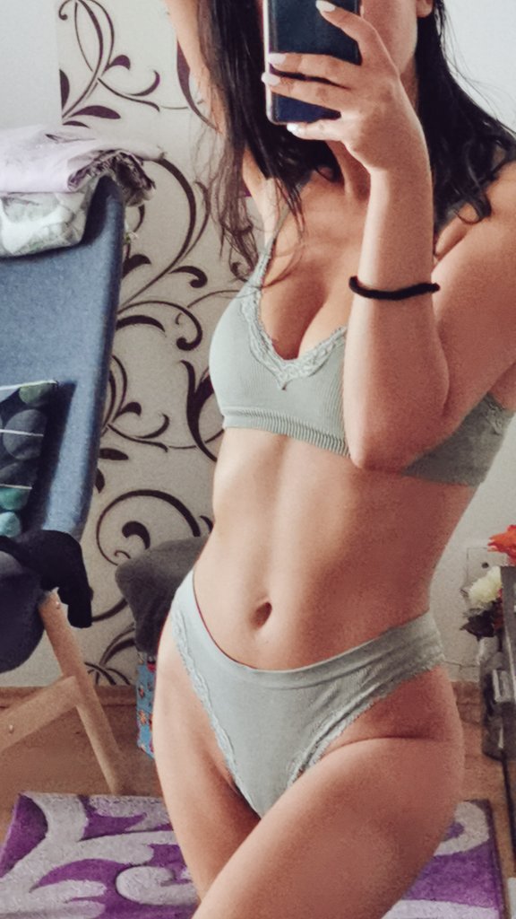 jenniferH0T's tweet photo. Hello, online now 😎
#cam4 #friends #followers #JensTeam #hugs 👋 https://t.co/VFpJaJMJNW