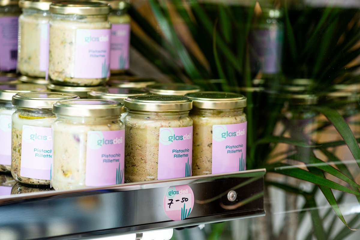 SUNSHINE!!! We are looking forward to a super sunshiny weekend here in Dublin Town! Need the tastiest vegan and vegetarian food? We are open today, tomorrow and Sunday.
Have a great one! 😎💚😎