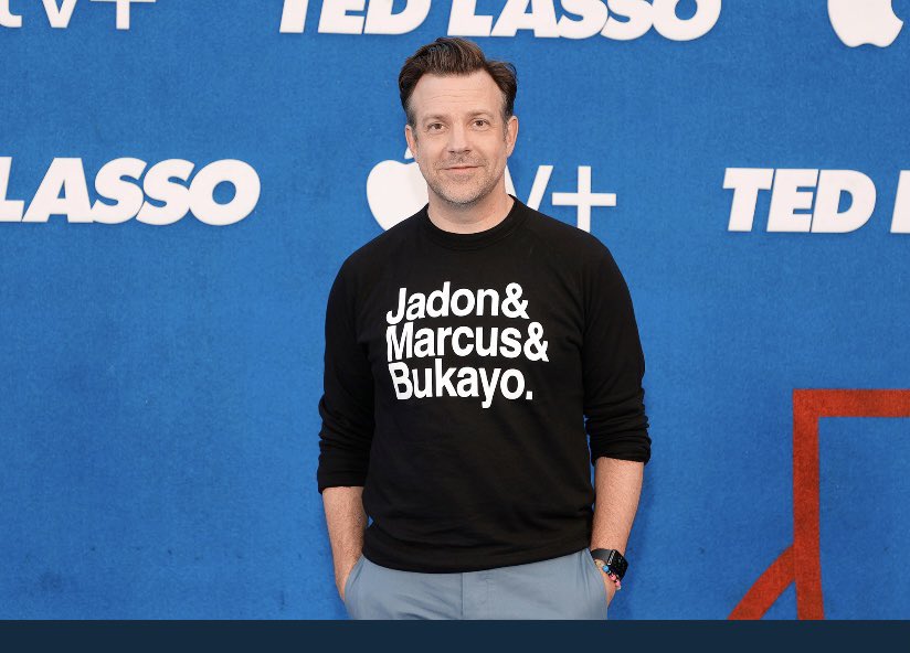 ladbible's tweet photo. Jason Sudeikis turned up to the Ted Lasso premiere wearing a shirt in support of Marcus Rashford, Jadon Sancho and Bukayo Saka. 

Top man. https://t.co/wJ46fel4ne