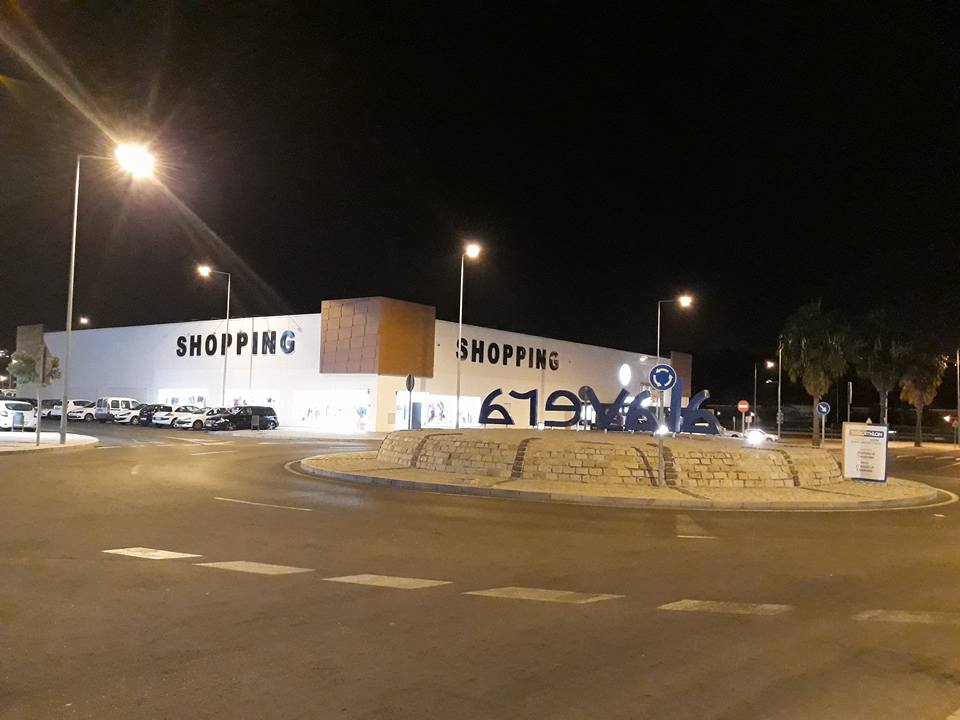 AlaveraParque's tweet photo. ¡Llegó el fin de semana! No hay nada mejor que pasar el día en #parquecomercialalavera. Recuerda que nuestros amigos de @shoppingalavera tienen disponible cualquier complemento para que vayas a la última moda. ¿A qué esperas?

#parquealavera #shoppingalavera #compras https://t.co/6kiYhha8aJ
