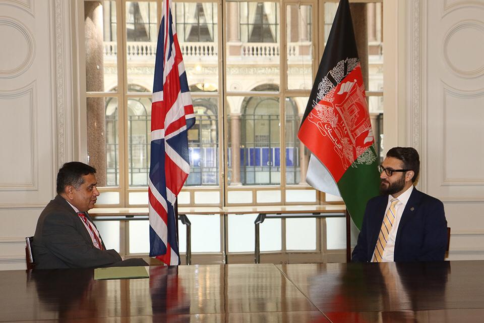 The UK is working hard to support an Afghan peace process that can end violence &amp; safeguard human rights of all Afghans. Important discussion today with Afghan National Security Advisor <a href="/hmohib/">Hamdullah Mohib</a>, Ambassador <a href="/DrZRassoul/">Dr. Zalmai Rassoul</a> and State Minister for Peace <a href="/SadatNaderi/">S. Sadat Mansoor Naderi</a> 🇦🇫