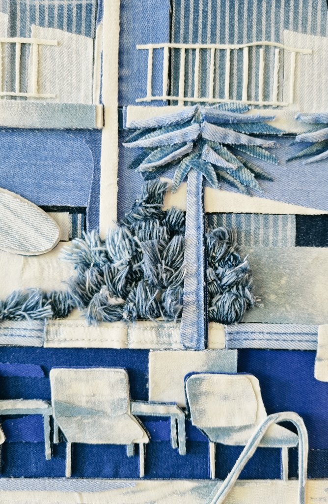 Reminiscent of Delft Blue, but made completely from DENIM! Fascinating work by @ianberry_art in @MuseumRijswijk