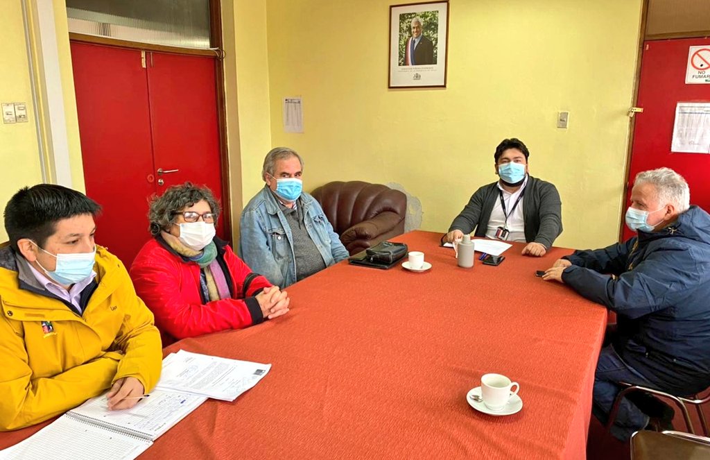 LosLagosBBNN's tweet photo. 🔷️ #Seguimostrabajando por la región 💪🏻
Jefe provincial #Chiloé 🏞 @fruizportilla se reunió con Alcalde @MuniDalcahue y dirigentes de #Tenaun, para analizar solicitud de espacios fiscales para instalar servicios municipales que buscan mejorar la calidad de vida de los vecinos. https://t.co/acp9PK6wUX