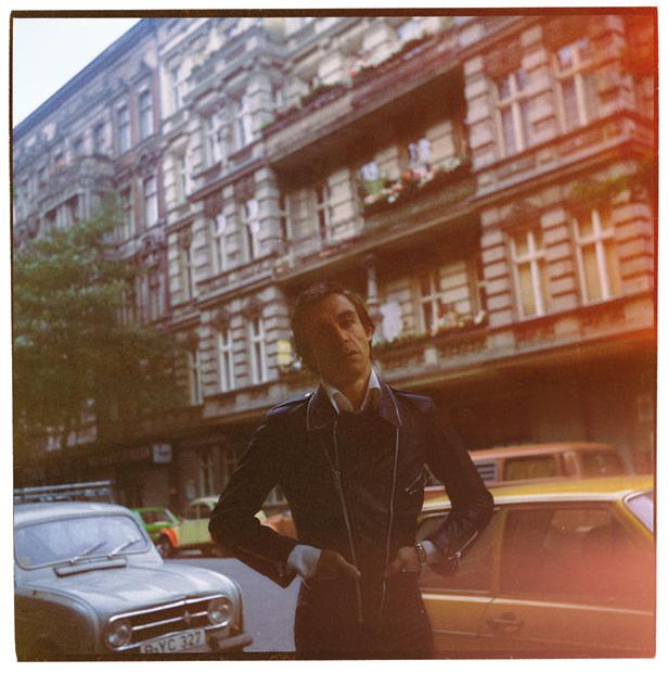 diemauerthewall's tweet image. In Love with The Idiot. ESTHER FRIEDMAN captures IGGY POP in the 1970s West Berlin. Great photos!
#Berlin #IggyPop #EstherFriedman 
#diemauerthewall 

Photos: Esther Friedman 
➡️ bit.ly/3BrWfu6