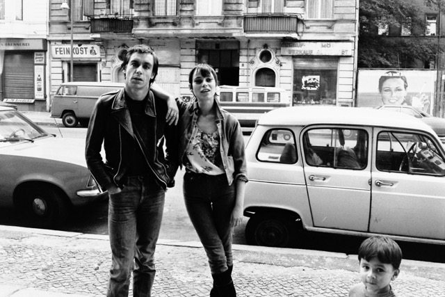 diemauerthewall's tweet image. In Love with The Idiot. ESTHER FRIEDMAN captures IGGY POP in the 1970s West Berlin. Great photos!
#Berlin #IggyPop #EstherFriedman 
#diemauerthewall 

Photos: Esther Friedman 
➡️ bit.ly/3BrWfu6