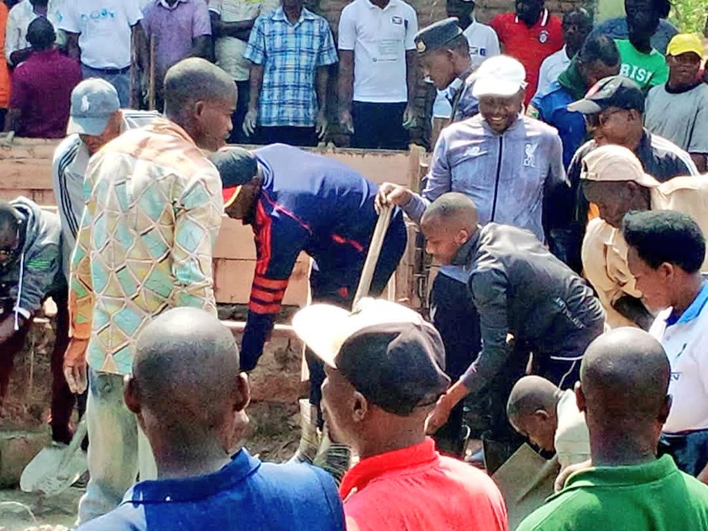 ABPInfos's tweet photo. 3/3. The 2nd deputy speaker of @nshingamateka joined the people of #Kabezi in the #Migera village, headquarters of #Mutumba, at the works consisting of mixing the concrete for the lower chaining of a 3-storey building to extend Mutumba III Basic School. https://t.co/4yHBWb88qY