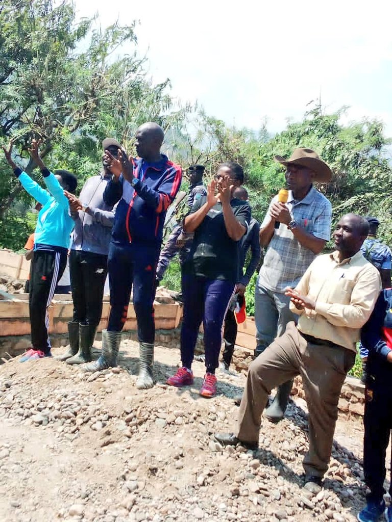 ABPInfos's tweet photo. 3/3. The 2nd deputy speaker of @nshingamateka joined the people of #Kabezi in the #Migera village, headquarters of #Mutumba, at the works consisting of mixing the concrete for the lower chaining of a 3-storey building to extend Mutumba III Basic School. https://t.co/4yHBWb88qY