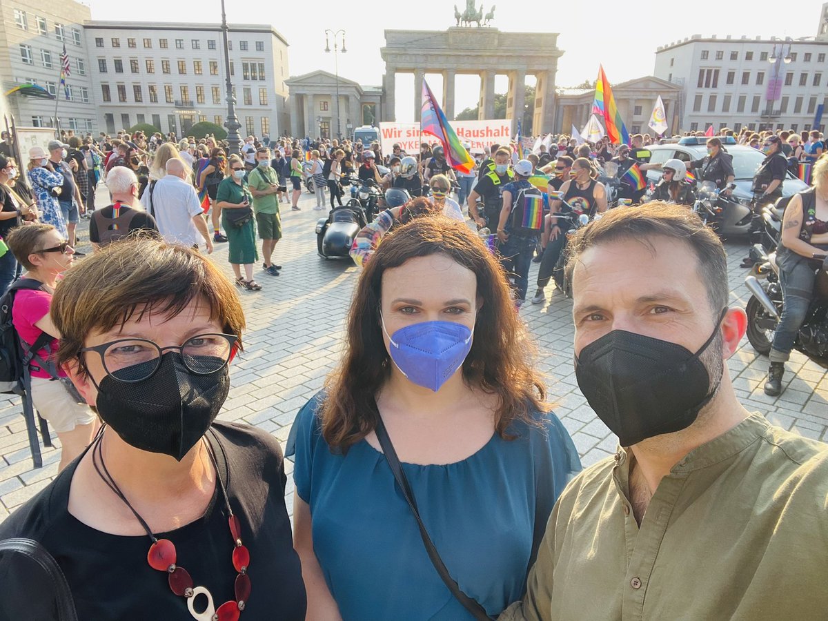 Die andere Hälfte von homosexuell ist lesbisch! Lesbische Sichtbarkeit gibt es nur mit echter Teilhabe. Wir fordern gleiche Rechte für lesbische Mütter und sagen klar: Trans*Frauen sind Frauen! Viele Grüße vom Dyke* March in Berlin! #herzenssacheberlin #sozialepolitikfürdich