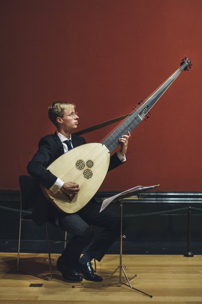 In 30 mins at 7pm UK (1pm UTC-5) I have the honour of being the guest on <a href="/dodekachordon/">Dodekachordon</a> Radio Show. Lots of theorbo music is promised! #theorbo #baroque #earlymusic #giantspoon 
📸 Mark Bothwell

transmisiones.uaslp.mx/radio_am.html