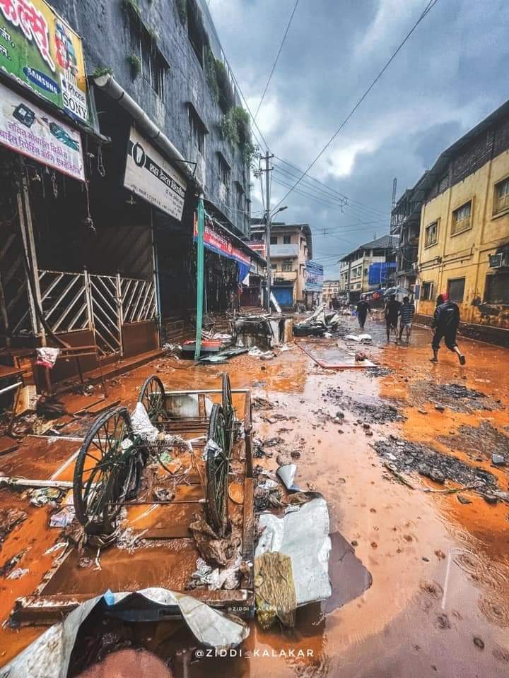 काही भागातलं पाणी ओसरल्या नंतरची दृश्य.
कोकणवासियांना आता पुन्हा शून्यातून जग निर्माण करायचं आहे.
#chiplunfloods #चिपळूण_वाचवा #mahadflood #साभार