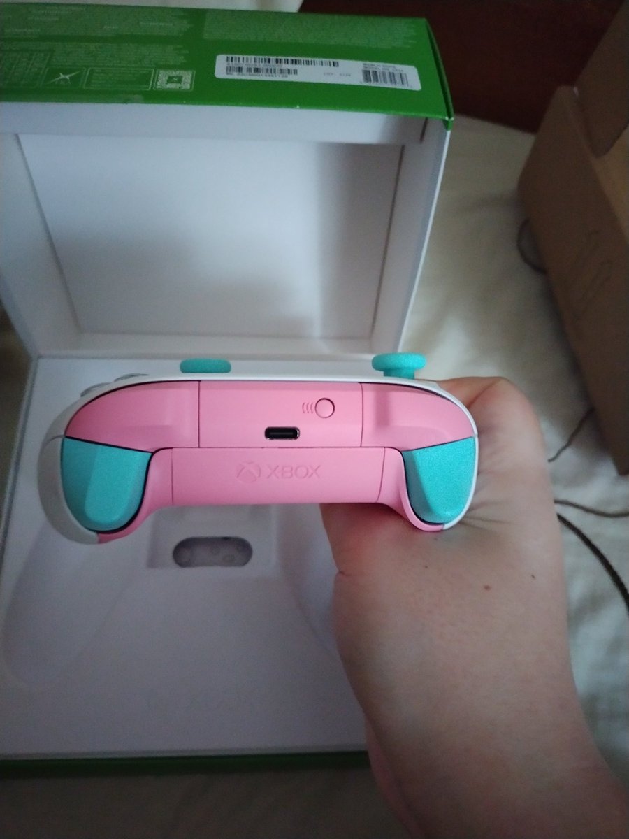 MantoRune's tweet photo. New custom Sylveon/Trans Flag controller thanks to @xboxuk! @drenandtarb2 has one coming that's similar but the Blue and Pink are swapped around! https://t.co/KHXtZUEQN2