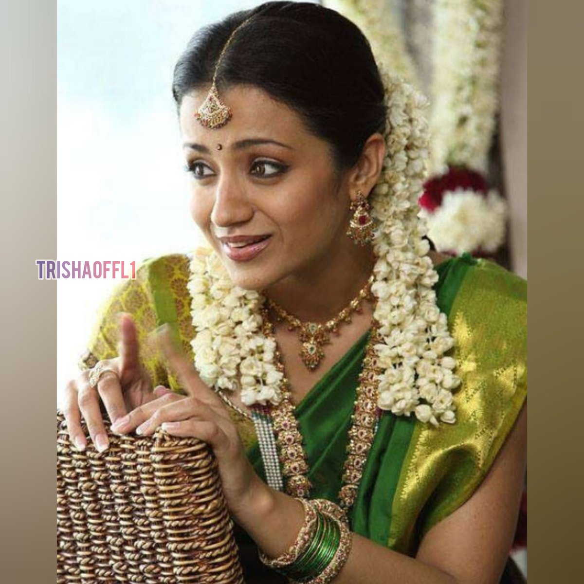 trishaoffl1's tweet photo. Trisha 💛💛💛 southqueen ❤️❤️
@trishtrashers #TrishaKrishnan #Trisha #southqueen #SouthqueenTrisha #expression_queen https://t.co/rnbMpIaV9e https://t.co/JJoGyWJKt1
