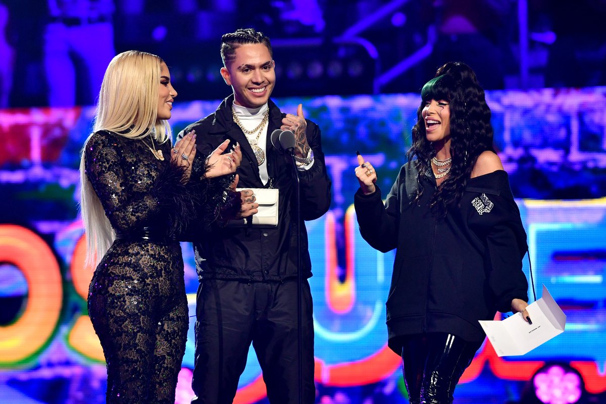 PremiosJuventud's tweet photo. Linda foto del recuerdo de @KimberlyLoaiza_, @Juandedios_P y @Iamchescapr. 🥰️💜 #PremiosJuventud https://t.co/69o6kJ2t9z