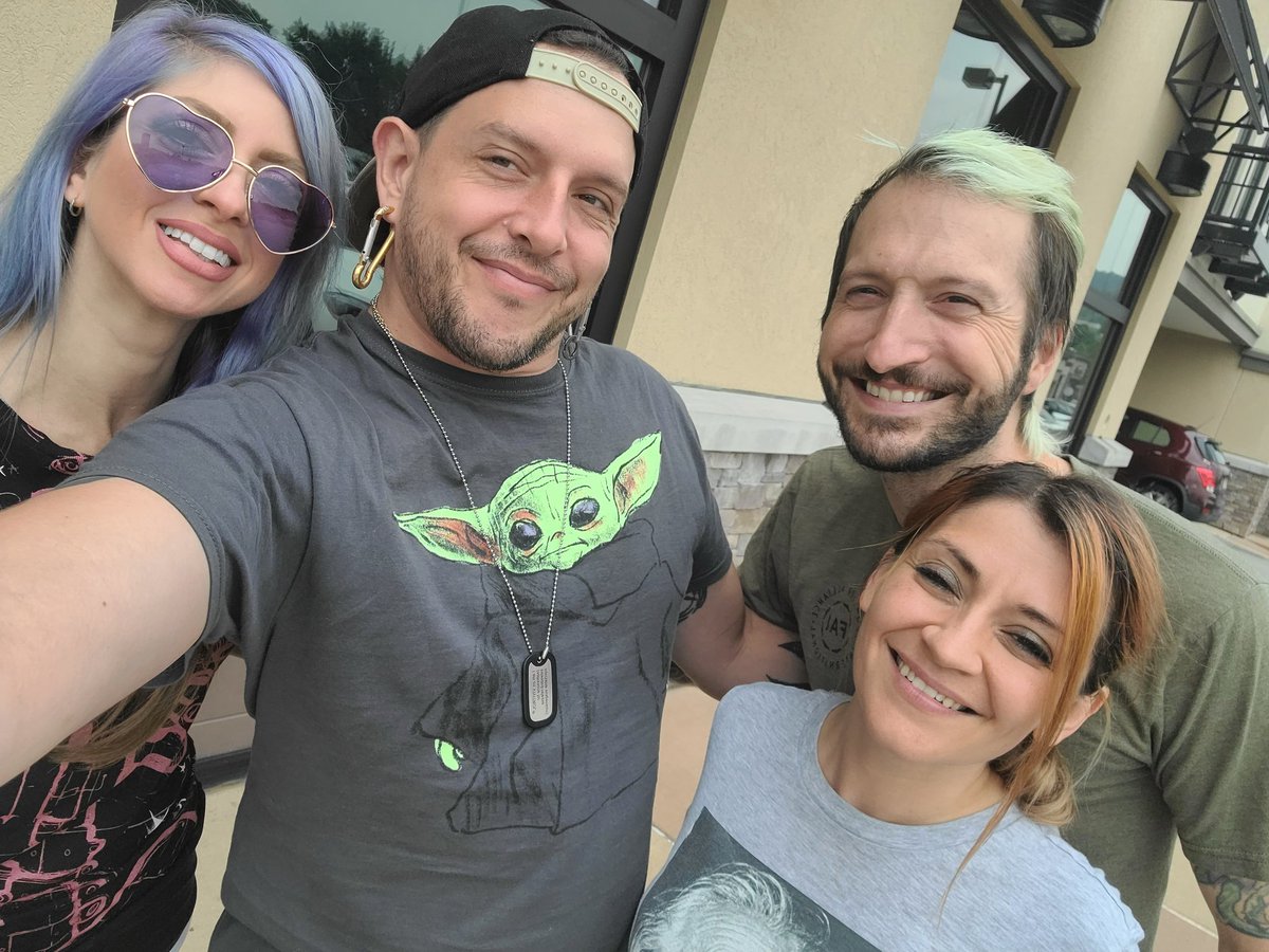 deckerdrummer's tweet photo. Took a little detour after tour to hang out with some friends. Love these two! #DeckMo and the #Sturms #DomWhyIsYourHeadBehindMyArm #LaceySturm #StitchedUpHeart @Dominique_SNF https://t.co/ftskSaoX28