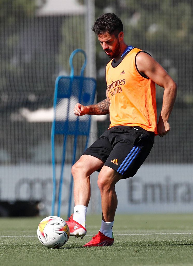 realmadridnote's tweet image. Se ve finísimo Isco Alarcón 🔥 

¿Le darías oportunidad esta temporada? 🤔

❤️ LIKE: SÍ
🔄 RT: NO