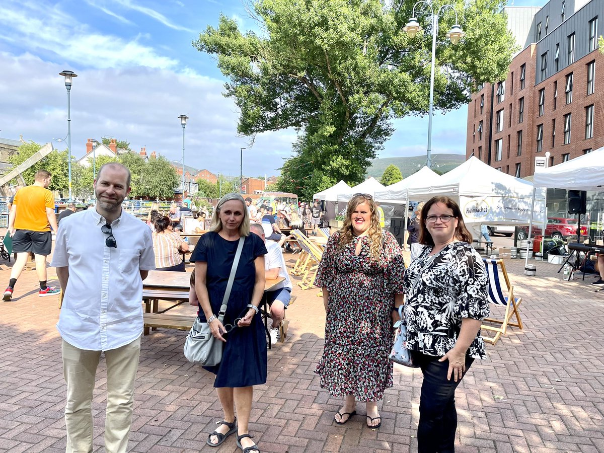 🌮🍕🍦 Nice to be off duty while <a href="/GwynneCllr/">Allison Gwynne</a> is on duty in Stalybridge for the first #FoodieFriday.  The bonus is <a href="/jreynoldsMP/">Jonathan Reynolds</a> even let me over the border for it! 🥂 

👏🏻 Well done <a href="/tmbc_places/">Tameside Place</a> and @Elle29F for a great event 👏🏻