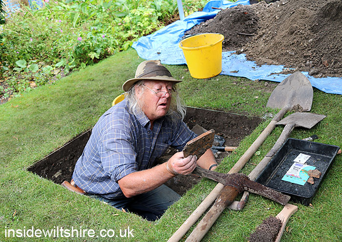 InsideWiltshire's tweet image. It's #FestivalOfArchaeology until 1 Aug. Catch #PhilHarding (12-1pm) from @wessexarch and listen to @AlexJLanglands (3-4pm) talking about the archaeology of @EHOldSarum - both at @SalisburyMuseum Saturday 24 July.  Lots more on this weekend there too #Wiltshire  @archaeologyuk
