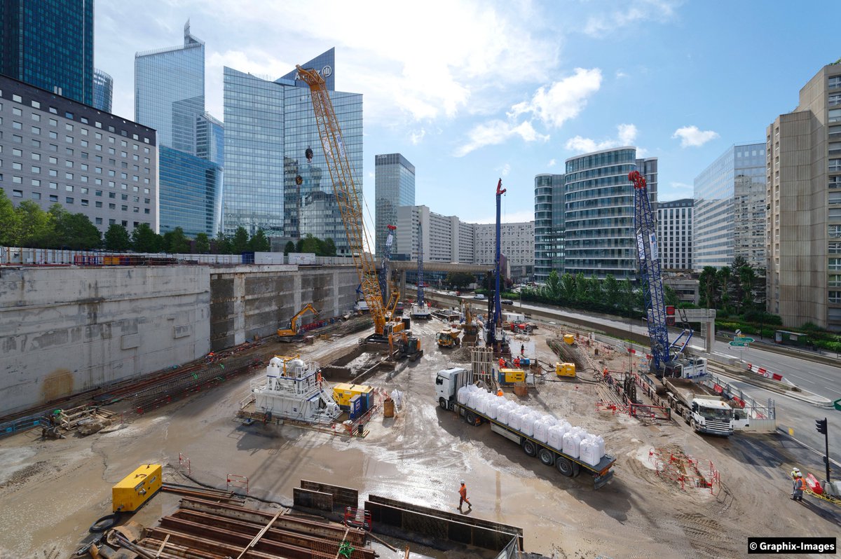 VINCIConstrucFR's tweet photo. Chantier #TheLink #LaDéfense : après 12 mois de #travaux de curage, désamiantage et démolition menés par #Neom &amp; #Cardem, nos équipes de Botte Fondations réalisent actuellement les fondations de l’#IGH🏗️
Next step➡️La phase de gros œuvre par #Bateg qui démarrera au printemps 2022 https://t.co/pxh2EPphrx