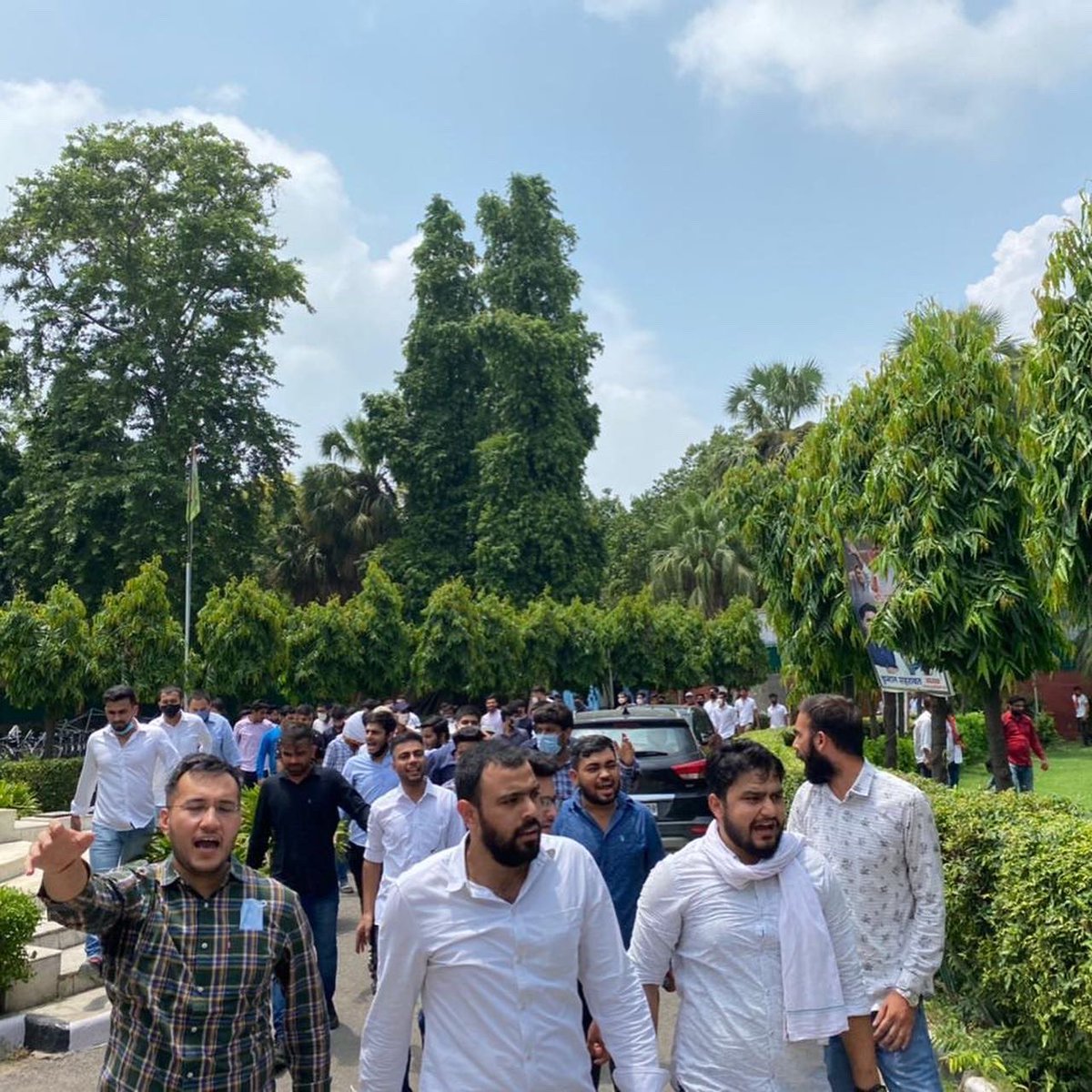 AshishLambaNSUI's tweet photo. आज @nsui राष्ट्रीय अध्यक्ष श्री @Neerajkundan जी के नेतृत्व में दिल्ली मुख्यालय पर सैकड़ों छात्र-छात्राओं ने इकट्ठा होकर केंद्र सरकार की छात्र विरोधी मानसिकता का विरोध किया और मांग की कि छात्रों के जीवन के साथ कोई खिलवाड़ नहीं किया जाए छात्रों को जल्द से जल्द वैक्सीन लगाई जाए https://t.co/heM8Cykohl