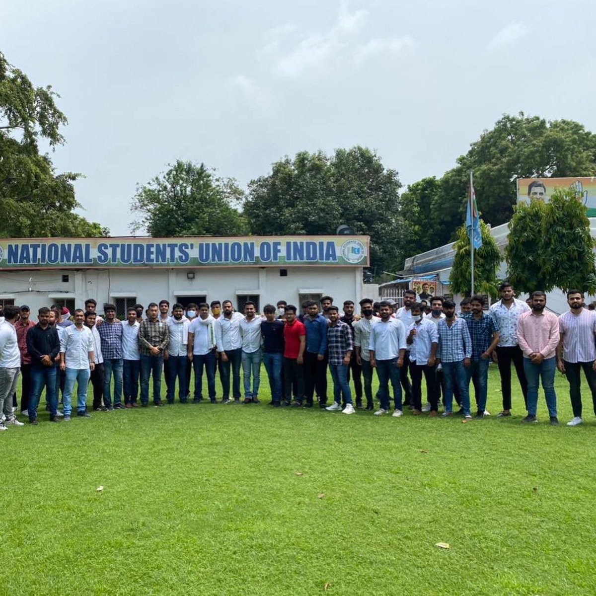 AshishLambaNSUI's tweet photo. आज @nsui राष्ट्रीय अध्यक्ष श्री @Neerajkundan जी के नेतृत्व में दिल्ली मुख्यालय पर सैकड़ों छात्र-छात्राओं ने इकट्ठा होकर केंद्र सरकार की छात्र विरोधी मानसिकता का विरोध किया और मांग की कि छात्रों के जीवन के साथ कोई खिलवाड़ नहीं किया जाए छात्रों को जल्द से जल्द वैक्सीन लगाई जाए https://t.co/heM8Cykohl