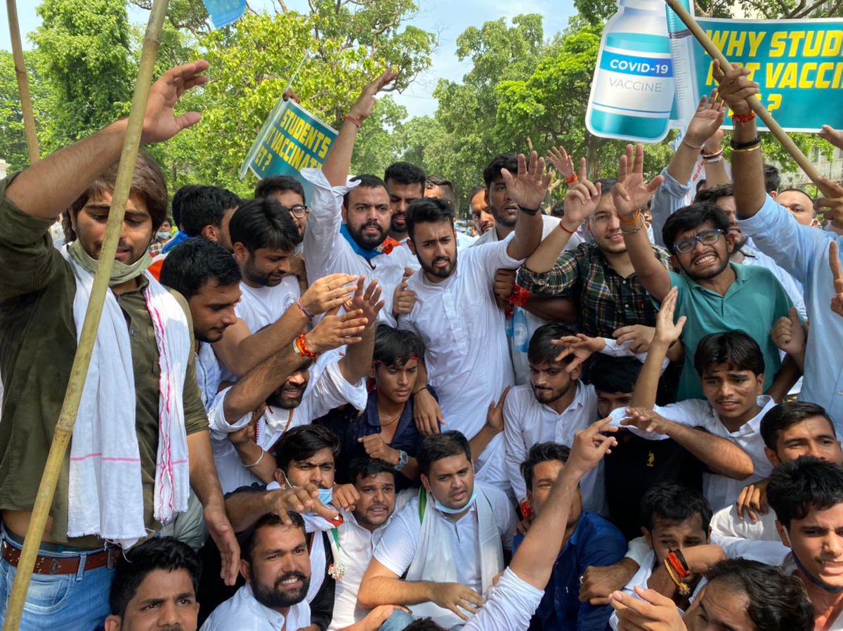 AshishLambaNSUI's tweet photo. आज @nsui राष्ट्रीय अध्यक्ष श्री @Neerajkundan जी के नेतृत्व में दिल्ली मुख्यालय पर सैकड़ों छात्र-छात्राओं ने इकट्ठा होकर केंद्र सरकार की छात्र विरोधी मानसिकता का विरोध किया और मांग की कि छात्रों के जीवन के साथ कोई खिलवाड़ नहीं किया जाए छात्रों को जल्द से जल्द वैक्सीन लगाई जाए https://t.co/heM8Cykohl