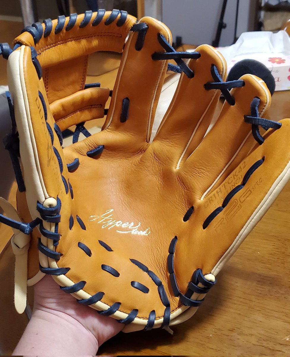 wakikawa643's tweet photo. 新しいグローブ買った
ローリングス
はめ心地最高
また地元の友達とも草野球したい https://t.co/ciur5M3o3u