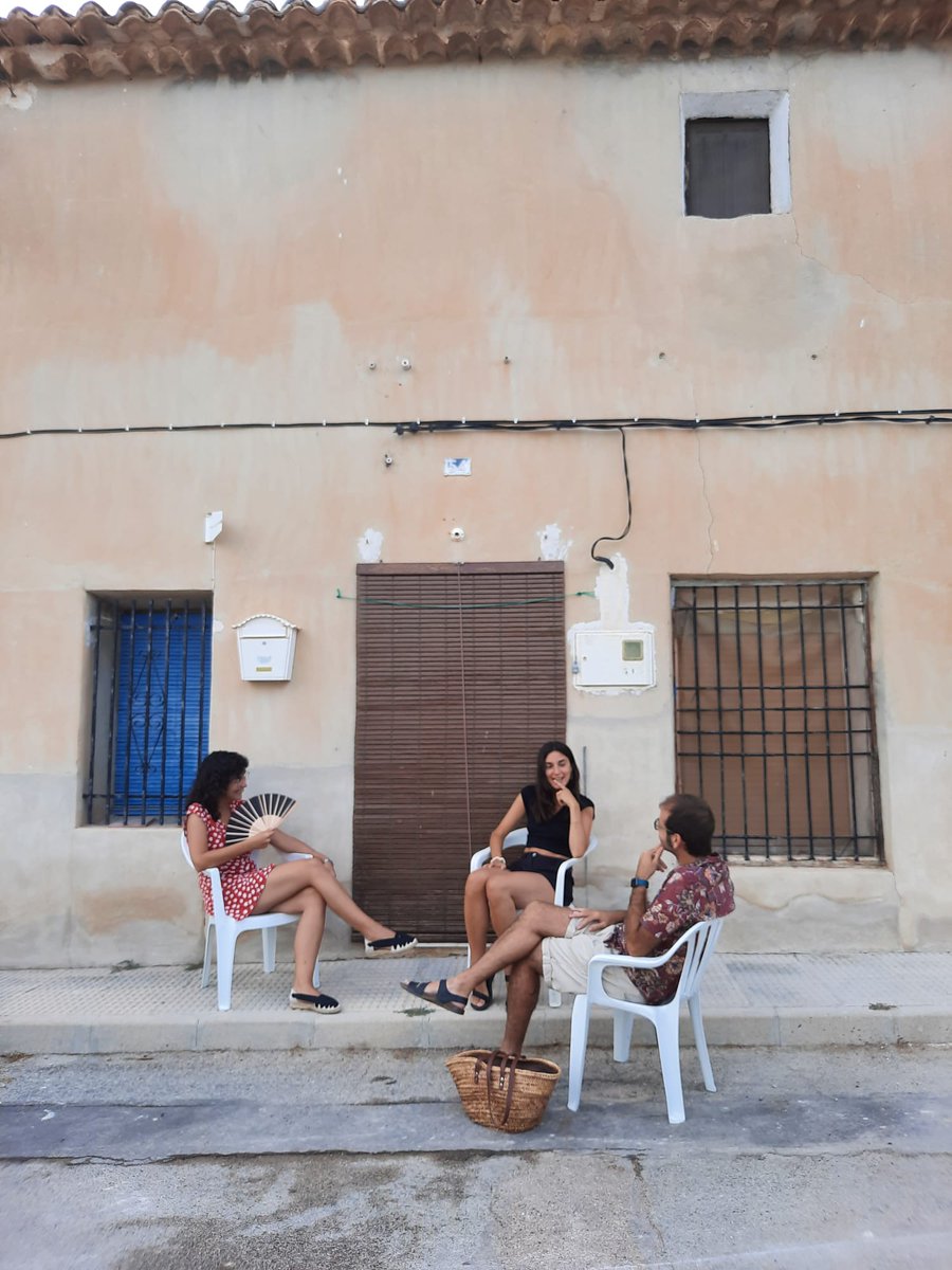 gentrandom's tweet photo. Preparant 1x04, especial summer edition a la fresca! #gentrandom #somgentrandom #fresquesiantifeixistes #elcarxe https://t.co/gG5Hqhhzkt