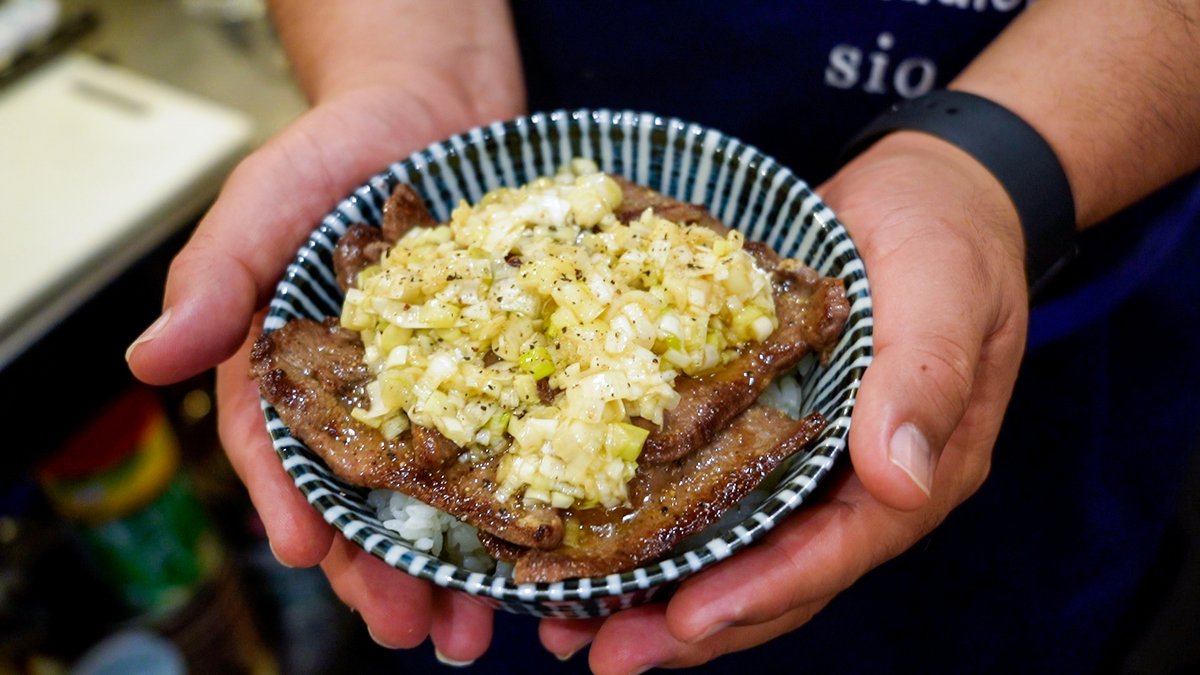 鳥羽 周作 特製ねぎ塩ダレ 白ネギ 100g ごま油 30g リンゴ酢 5g ハチミツ 15g 醤油 5g 塩 10g 黒胡椒 2g 味の素 2つまみ すりおろしニンニク 5g ネギを細かく刻んで ボウルで調味料を混ぜるだけ 塩味 甘味 酸味の加減が最高 これはガチで飛びます