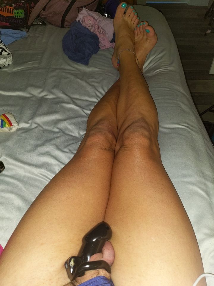 nolafeet's tweet photo. Queer legs and feet while locked up. #queer #nsfw #caged https://t.co/FBLorzKmk3